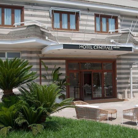 Hotel Centrale Сабаудиа Екстериор снимка