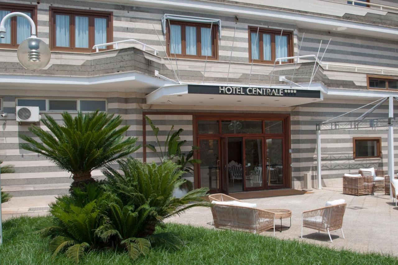 Hotel Centrale Сабаудиа Екстериор снимка