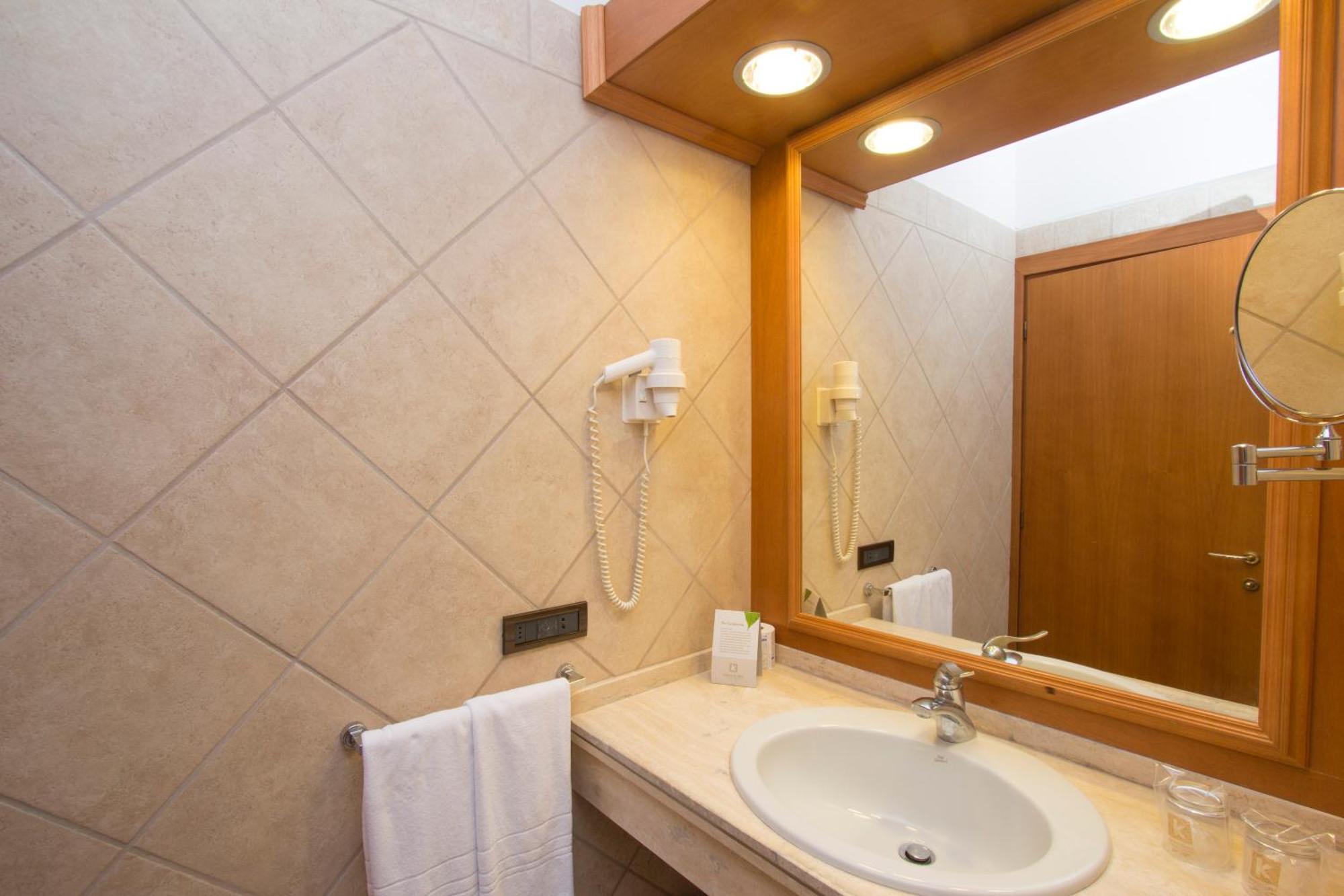 Hotel Centrale Сабаудиа Екстериор снимка