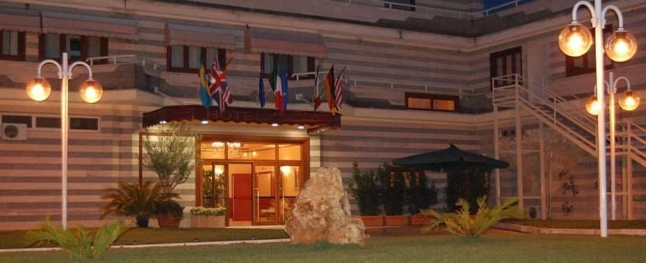 Hotel Centrale Сабаудиа Екстериор снимка